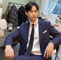 ‘눈물의 기자회견→환한 미소’…김수현, 1년 6개월만에 임영웅에게 트로피 건넸다