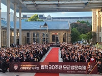 ‘불꽃’이 다시 타올랐다…96학번, 30년 만에 안암을 뒤흔든 밤