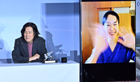 [포토]이창동 감독과 인사 나누는 전도연