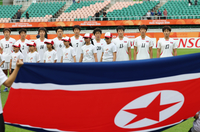 조 1위로 ‘8강’ 오른 북한 박성진 감독 “그저 축구만 할 뿐이다”, 남북 간 ‘악수’ 질문엔 불편한 ‘기색’[SS시즈오카in]