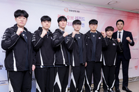 어제는 ‘적’ AG에선 ‘동지’…태극마크로 뭉친 LoL 대표팀, ‘금빛 케미’ 폭발 [나고야AG]