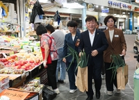 경기도의회 남종섭 의장, 추석 앞두고 수원 구매탄 시장 방문