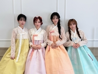‘글로벌 밴드’ QWER, 단아한 한복 자태…“행복한 한가위 되세요”