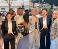 “기업 총수 같다” 김유정, 깜짝 변신…현지 환영 인파에 ‘화들짝’