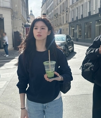 “와, 미모가…” 고윤정, 파리 길거리서 막 찍어도 여신 [★SNS]