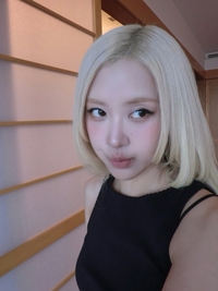 금발에 장난기 어린 표정... 로제, 초근접 셀카로 전한 사랑스러운 근황
