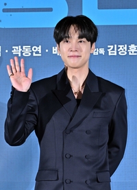 [포토]손인사 건네는 강유석