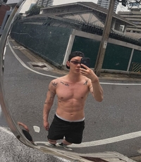 “밥 2공기·화보 전날 라면”…59kg 조권, 방콕서 벗자 드러난 ‘반전 복근’