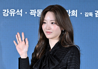 [포토]손인사 건네는 조이현