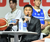 [포토] 답변하는 KCC 이상민 감독