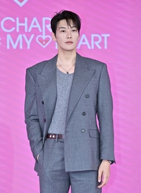 [포토]멋지게 포즈 취하는 김영광