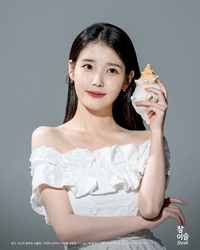‘미모에 취하네’...아이유, 12년차 이슬요정의 눈부신 미소