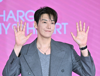 [포토]손인사 건네는 김영광