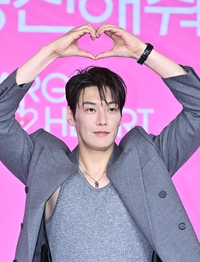 [포토]김영광, 하트 두 개예요!
