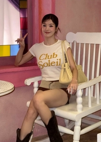 ‘워터밤 여신’ 권은비, 한뼘 핫팬츠 입고 두바이·아부다비 출격