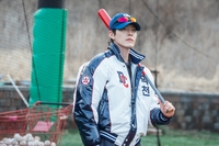 “소름 돋는 감독 포스”… 김우빈, 야구부 장악한 강렬 눈빛