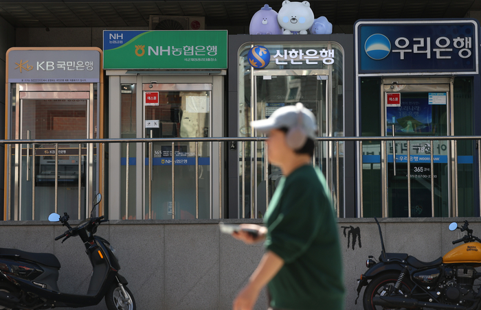 은행부터 저축은행까지 줄줄이 뚫렸다…금융권 ‘AI 해킹’ 공포 확산