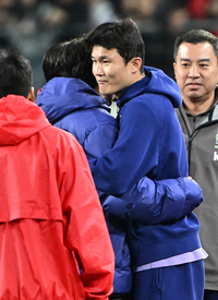 [포토]우즈벡전 결장 김민재, 손흥민과 포옹