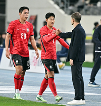 [포토]모레노 감독과 하이파이브 나누느 손흥민과 오세훈