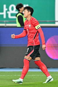 [포토]선제고골에 주먹 불끈 쥔 손흥민