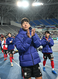 [포토]손흥민, 승리의 인사를