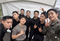 “군복 입고 이 조합이라니”…DK·우지·창균·백호·강다니엘·로운, 계룡대 뒤집은 ‘스타 군단’