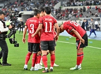[포토]고개 숙여 황인범에게 감사의 인사하는 오세훈
