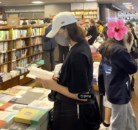 “누가 알아보겠어”… 김희선, 완벽 은폐 성공한 소탈한 서점 나들이