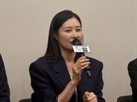 문소리, 이번엔 ‘진실’과 싸운다…‘민중의 적’ 현대판 ‘에너미’ 출격 [SS인터뷰]