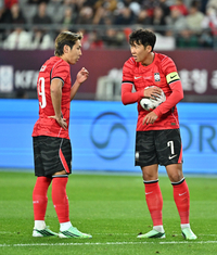 [포토]손흥민-이강인, 프리킥 준비