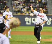 [포토] 박용택 해설위원, 온 힘을 쥐어짜며...