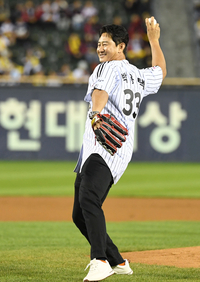 [포토] 시구하는 박용택 해설위원