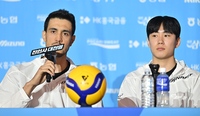 [포토] 각오 밝히는 우리카드 아라우조