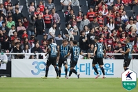 ‘전반에만 3골’ 인천, 포항 3-0으로 꺾고 7위…강원은 부천 2-0 제압