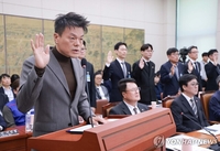 “국회에 망사 셔츠라니” 박진영 ‘국감 파격 패션’→과거 ‘시진핑 국빈 만찬’ 의상 덩달아 화제