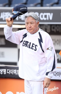 ‘실착 유니폼 선물→제자 볼 쓰다듬고’…김경문·한화 선수들의 마지막 인사 “잘 따라와 줘 고맙다” [SS비하인드]