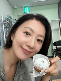 환갑 앞둔 김희애, 외모 악플 뒤 촬영장 공개…주름보다 눈길 끈 ‘반전 미소’