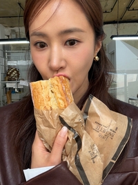 ‘빵순이 아님’ 외친 소녀시대 유리, 파리에서 감출 수 없는 베이커리 사랑