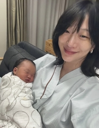 최소라, 결혼 7년 만에 득녀…“엄마 뱃속에서 샤넬쇼 데뷔”