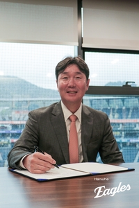 [공식] ‘김경문 시대 끝, 류지현 시대 시작’…한화, 3년 20억에 ‘뉴 이글스’ 출범