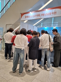수원 군공항 이전 시민협, 주민자치박람회서 시민 서명운동 진행