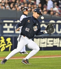 [포토]두산 안재석, 일부러 떨궜는데...