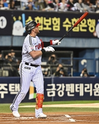 [포토]선제 투런 홈런 넘기는 LG 오스틴