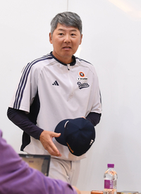 [포토] 긴장한 채 회견장 입장하는 김원형 감독