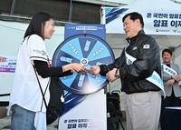 [포토]암표 근절 캠페인 펼치는 KBO 허구연 총재