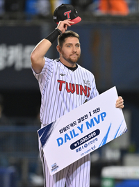 [포토] 결승 홈런 오스틴 ‘와일드카드 결정전 데일리 MVP 차지’