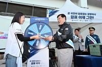 [포토]KBO 허구연 총재, 핫팩 나눠주며 암표 근절 캠페인