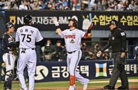 [포토]선제 2점 홈런 넘기는 LG 오스틴