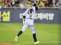햄스트링 잡은 신민재…한 경기만에 WC 끝낸 LG, 부상자는 쌓이는 중→피로도 극복이 핵심 [준PO]