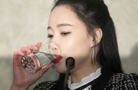 “클럽 음주가무 여왕” 낸시랭, 샴페인 두 잔인데 ‘면허취소’…결국 경찰 출석